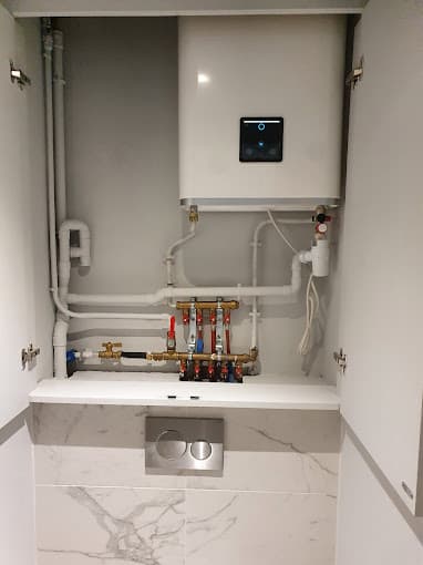 Chauffe-eau électrique mural, collecteur de distribution et bâti de WC suspendu